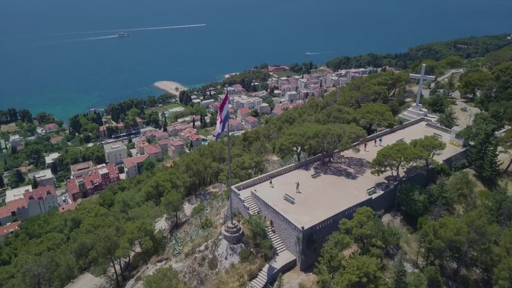 Voando 360 Graus ao Redor da Bandeira da Croácia no Parque Natural Suma Marjan, Split
