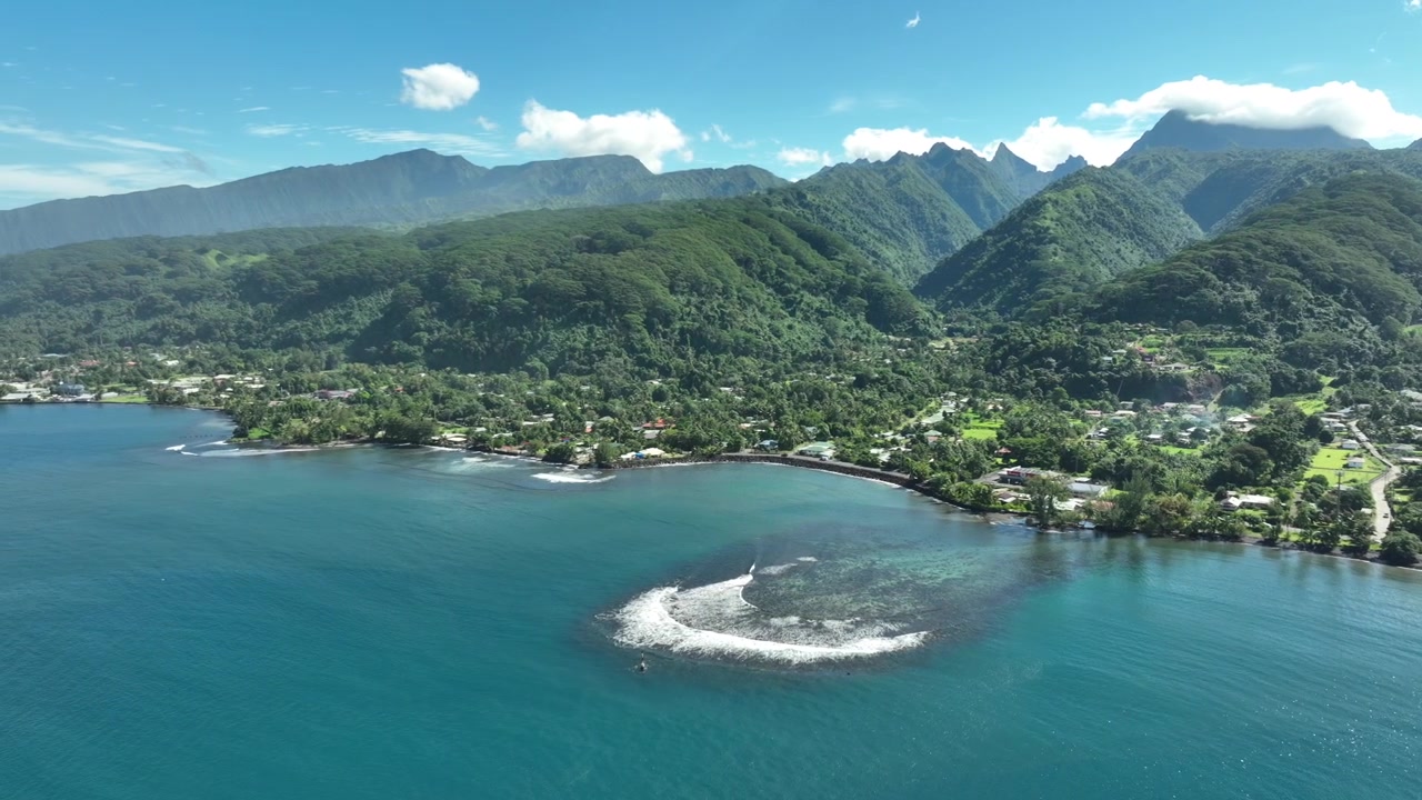 Panoraamanäkymä Tahitin saaren vuorista ja merenrantakaupungista.