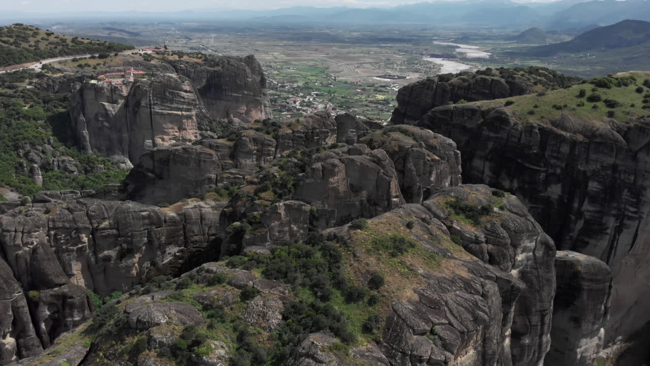 드론 비행: 바위 형성 바위 위로 날아가는 날 - 메테오라 지역 - 그리스