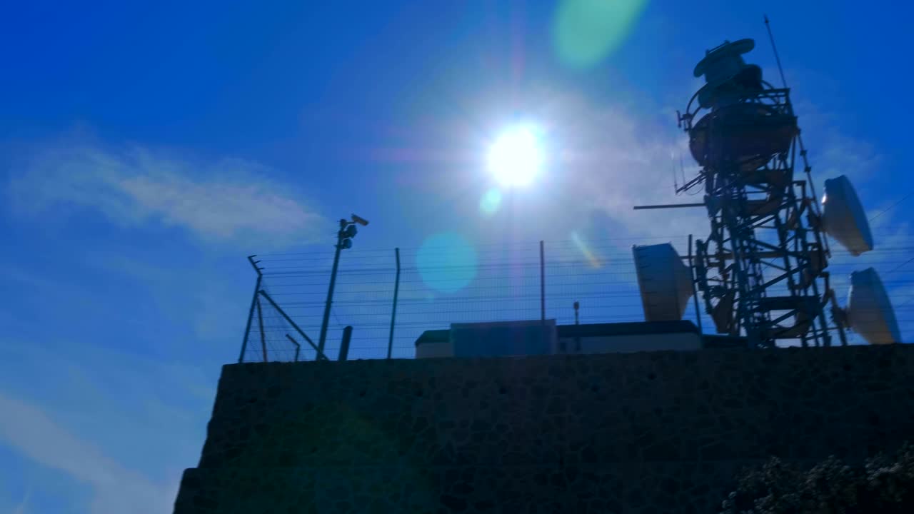 radar meteorológico con una antena de radiodetección giratoria en la cima de una montaña