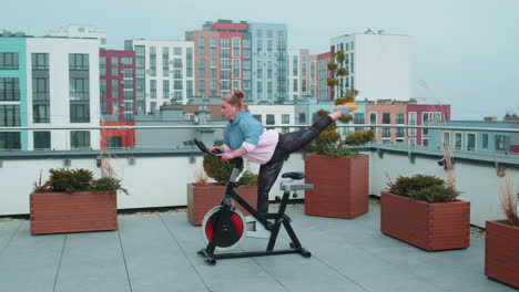 Una-Mujer-Realiza-Una-Rutina-Cardiovascular-De-Entrenamiento-De-Resistencia-Aeróbica-En-Los-Simuladores,-Entrenamiento-En-Bicicleta