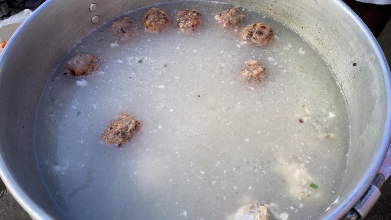 많은 생선구이의 인기 있는 패스트푸드가 수프 국물에 끓고, 차이나타운, 콜카타, 인도에 있는 큰 팬의 클로즈업 샷