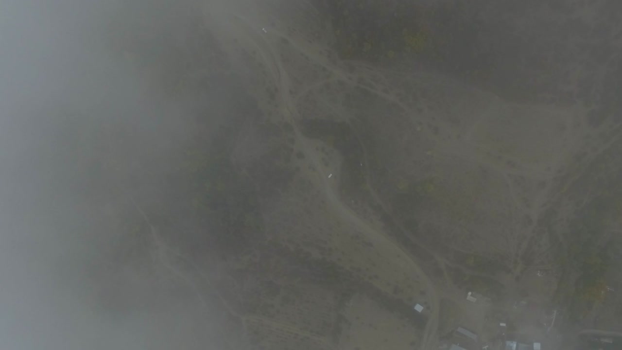 안개 가 가득 한 산 계곡 을 공중 에서 볼 수 있다