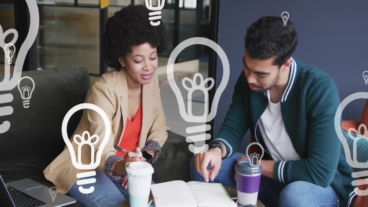 animación de iconos de bombillas sobre diversas personas de negocios comprobando el documento