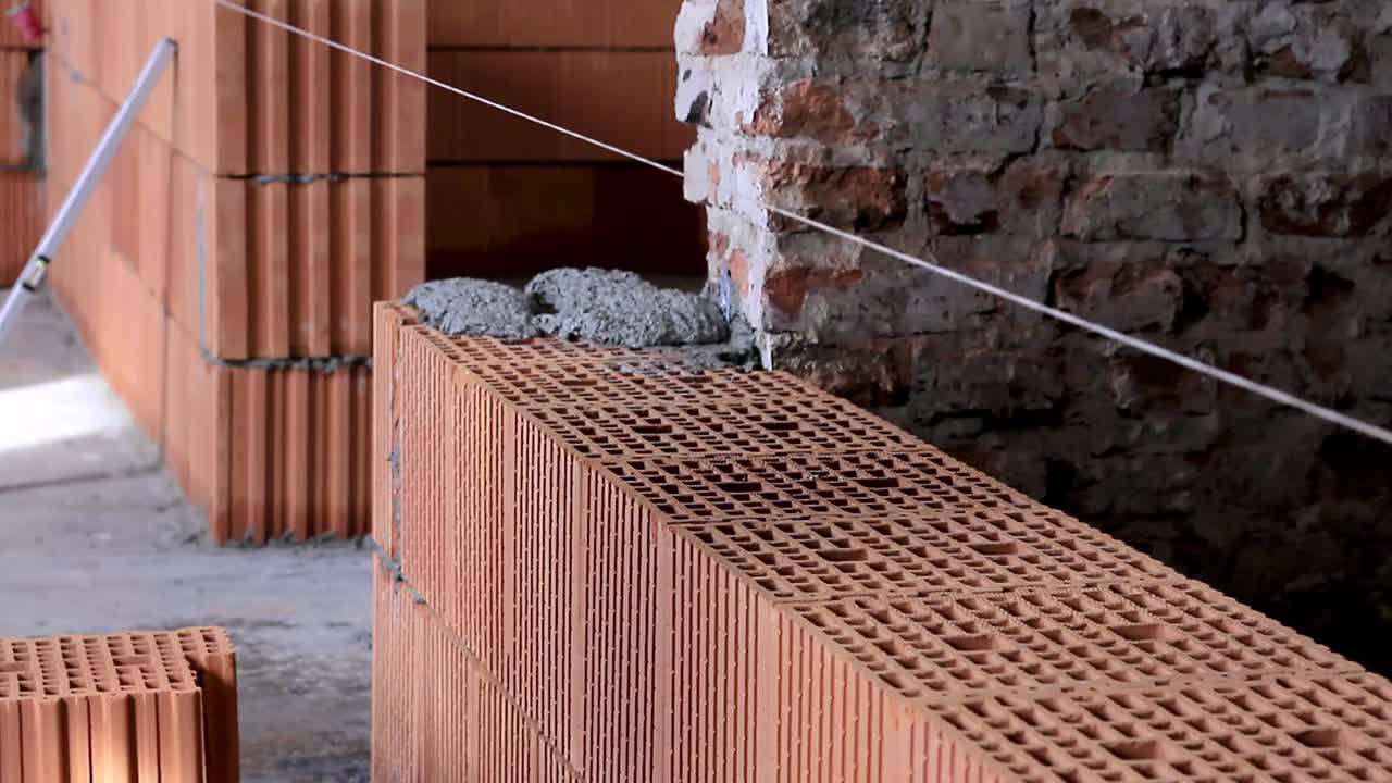 붉은 벽돌로 벽돌 벽을 짓는 빌더 스톡 푸티지-2