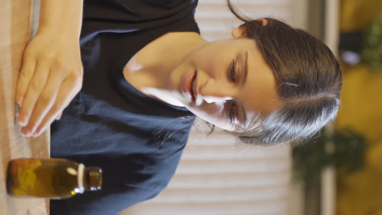 vídeo vertical de la joven que quiere suicidarse tomando pastillas.