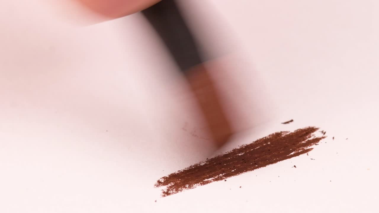 종이에 갈색 크레용으로 그리기