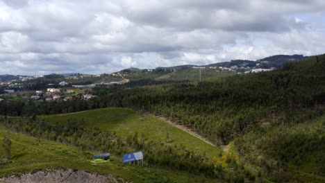 Luftaufnahme-Eines-Waldes-Mit-Schatten-Von-Den-Wolken