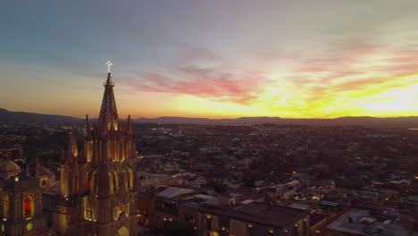 intenso atardecer detras de la parroquia de san miguel