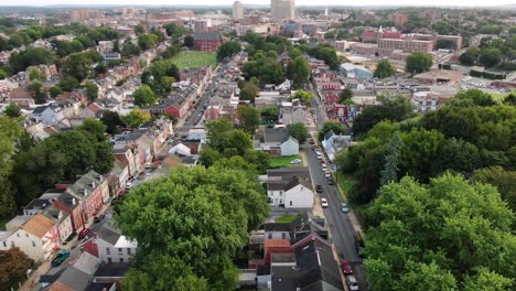 Lancaster,-Pennsylvania-Usa-Tiro-Aéreo-De-Camión-Revela-Casas-Del-Centro-Y-El-Horizonte-Urbano-De-La-Ciudad