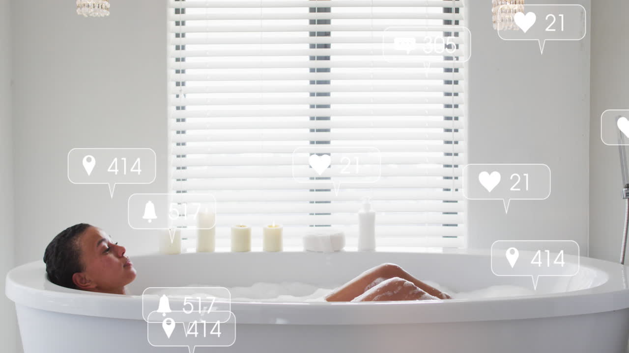 알림 바에서 번호와 아이콘을 바꾸는 애니메이션, 욕조에서 목욕하는 두 인종의 여성