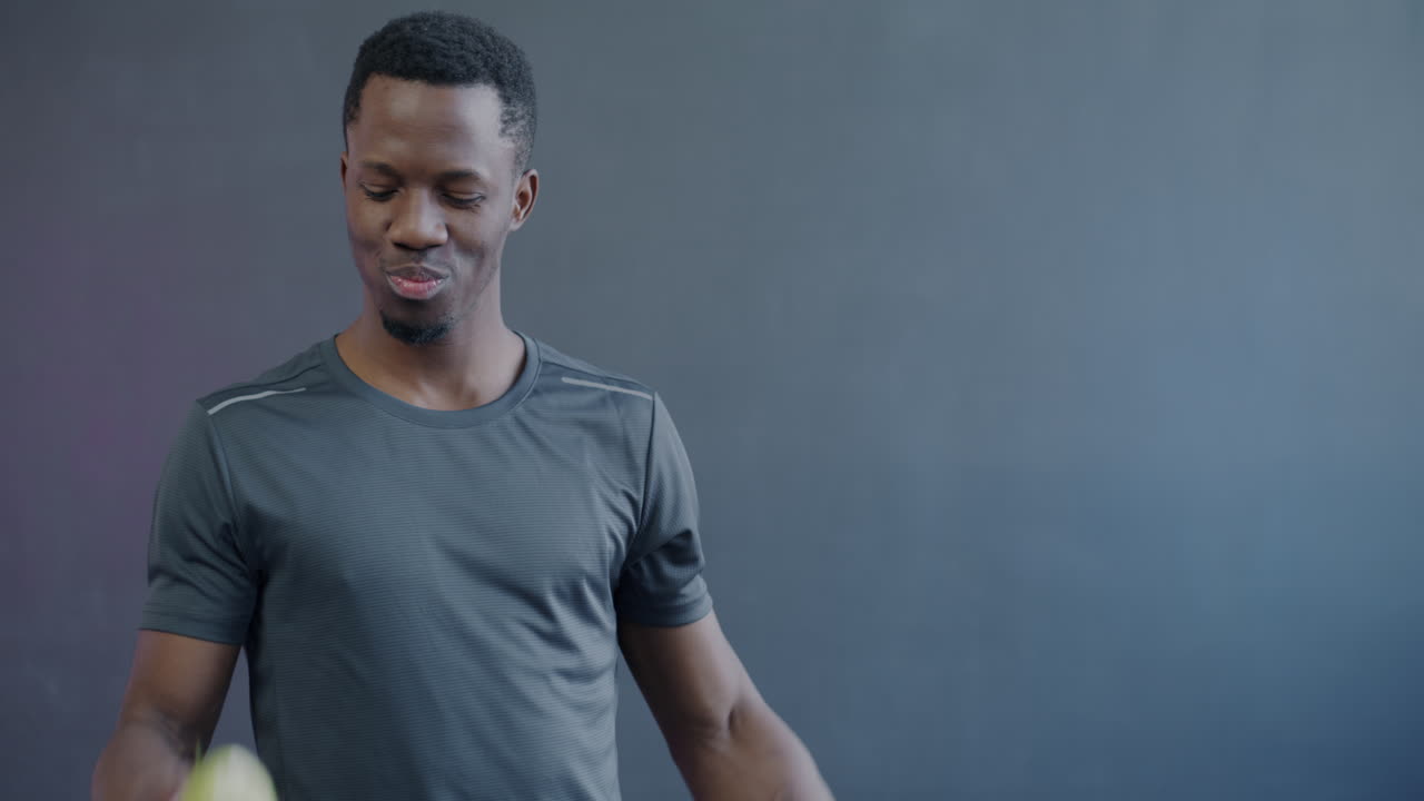 hombre comiendo una manzana