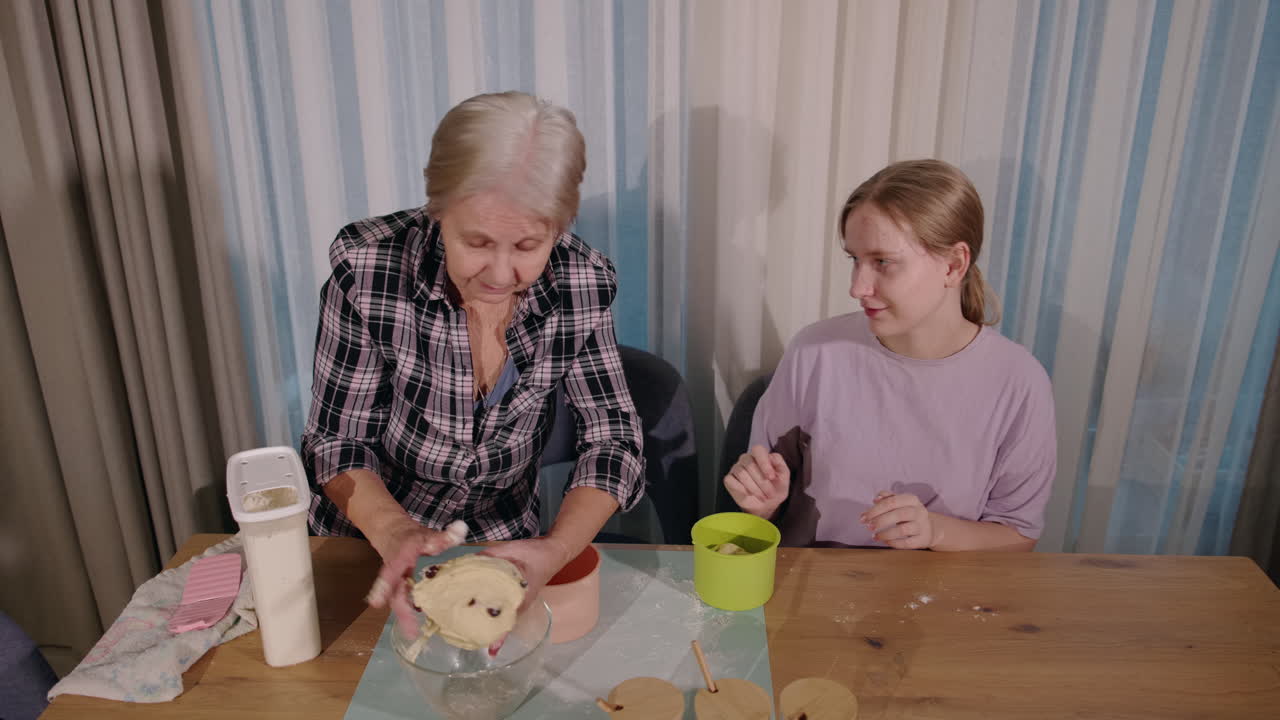 la abuela y la nieta horneando juntas
