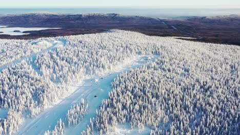 paisaje nevado de la estación de esquí de invierno desde arriba