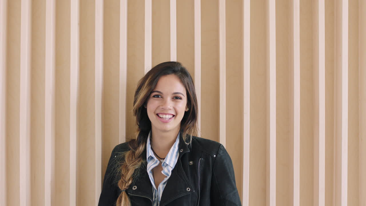 rostro, mujer y sonrisa para relajarse