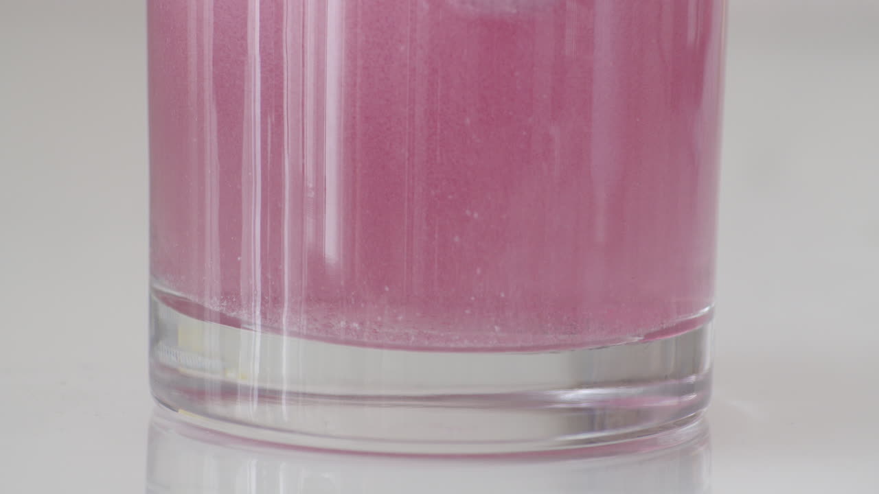 pembe kabarcık bir bardak suda süzülüyor