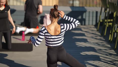 clase de fitness al aire libre en la azotea