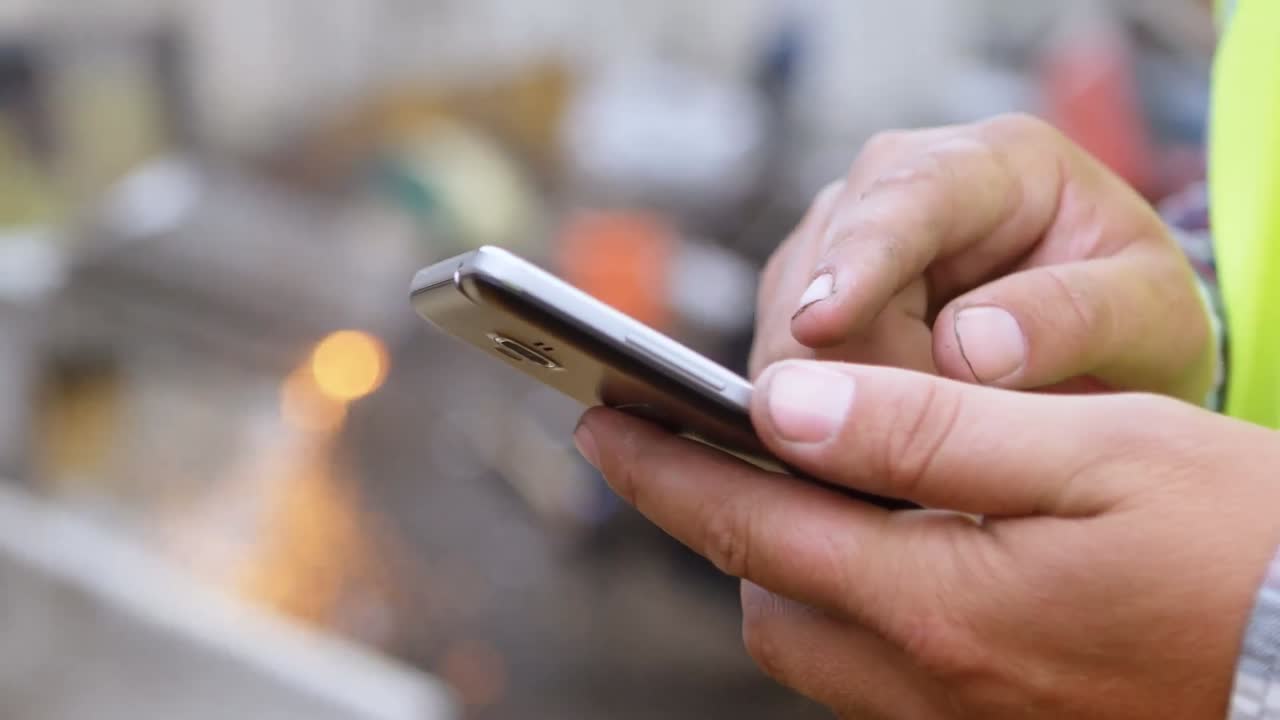 animación de almacén sobre hombre biracial usando teléfono inteligente