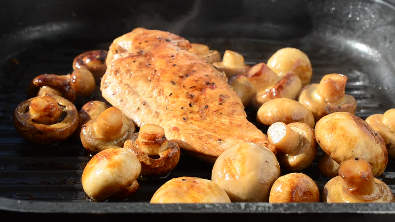 Friggiamo i funghi con il pollo sulla griglia. Prepariamo un piatto.