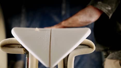 Un-Hombre-Está-Haciendo-Una-Tabla-De-Surf