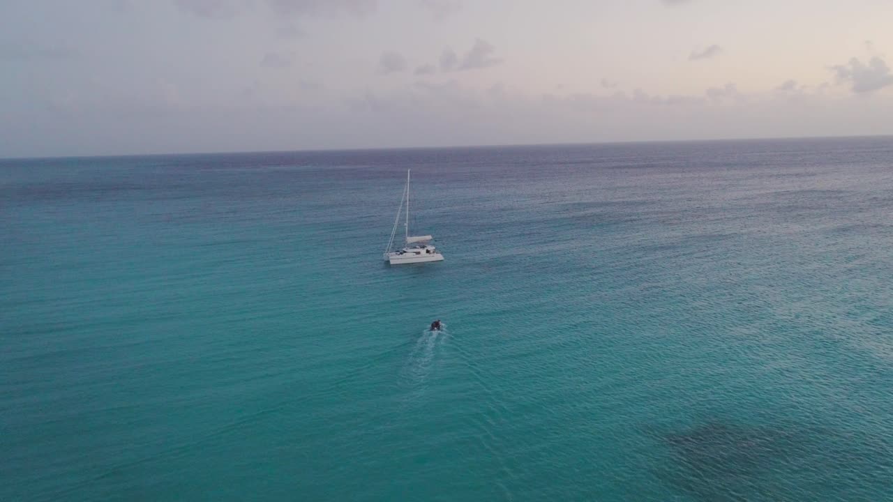 vista aérea de drones de las bahamas isla aislada con velero solitario y dingy