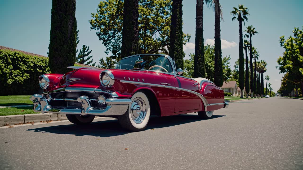 Rotes Vintage-Cabriolet geparkt auf einer sonnigen Wohnstraße