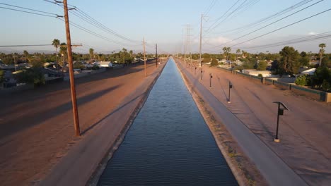 Luftaufnahme-über-Wasserkanal.-Chandler,-Arizona-4k