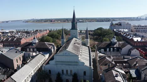 Toma-Panorámica-Aérea-Alrededor-De-La-Calle