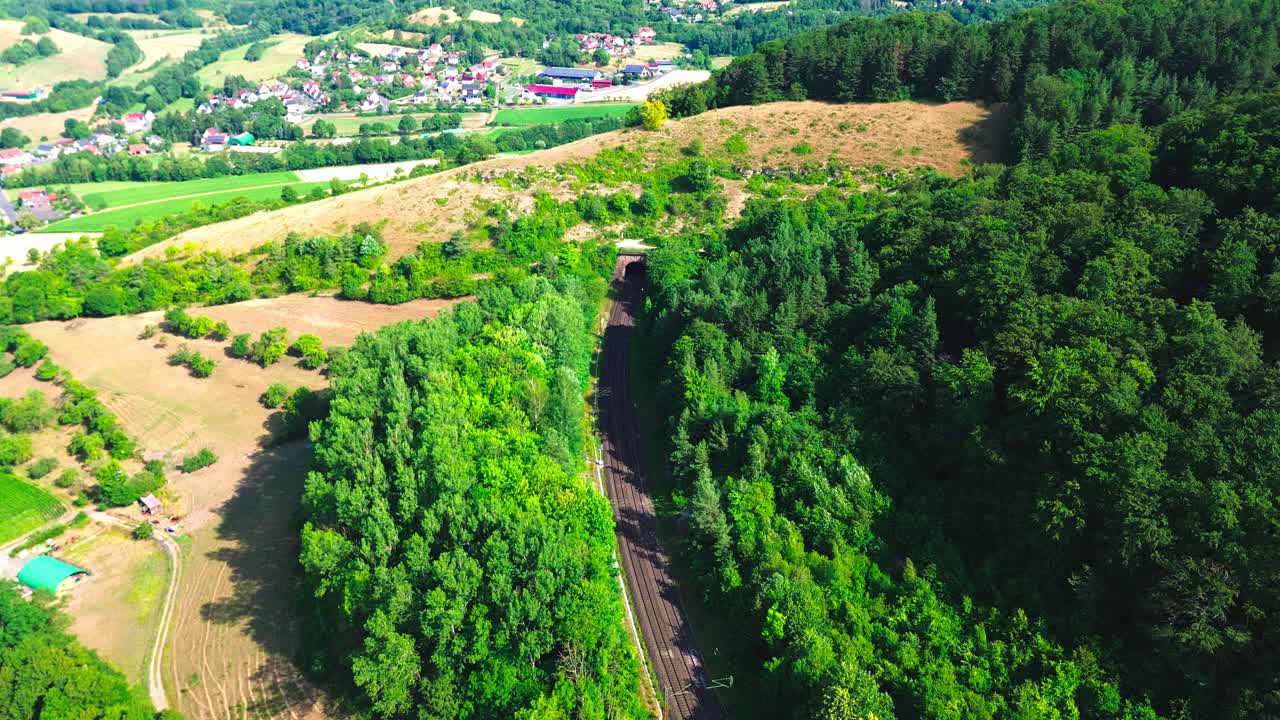 vista aérea de las vías de carretera vacías y el túnel 4k