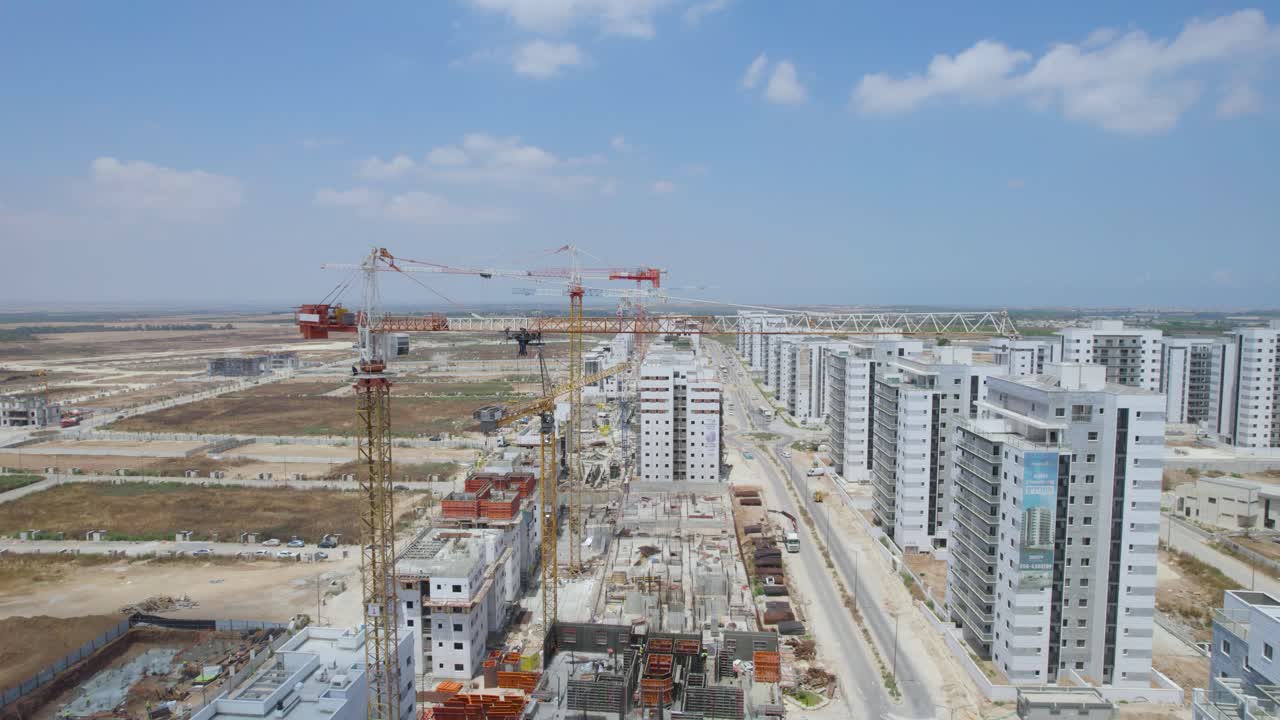 grúas sobre la ciudad de netivot, israel