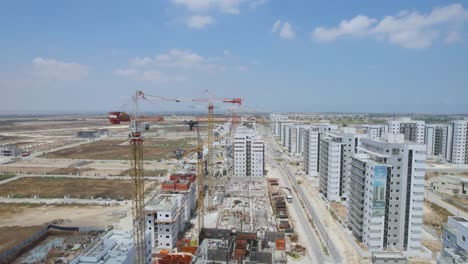 Grúas-Sobre-La-Ciudad-De-Netivot,-Israel