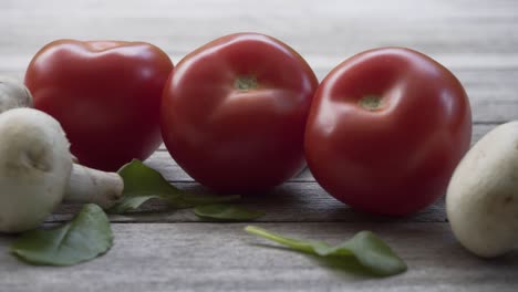 Tomate-Orgánico-Fresco-Rojo,-Video-Uhd-De-4k-2160p-25fps---Panorámica-Lenta-Sobre-Tomates-Y-Champiñones-Fondo-De-Alimentos-Vegetales-4k-3840x2160-Material-De-Archivo-Ultrahd