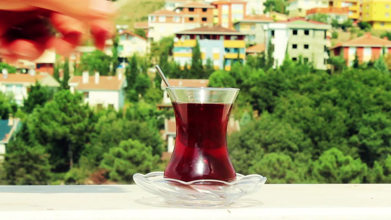 카페 이스탄불 5에서 터키 차를 마시고