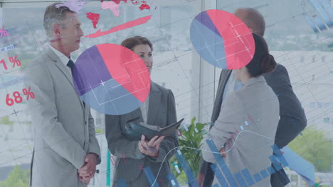 animación del procesamiento de datos financieros sobre diversos colegas que discuten el trabajo en la oficina