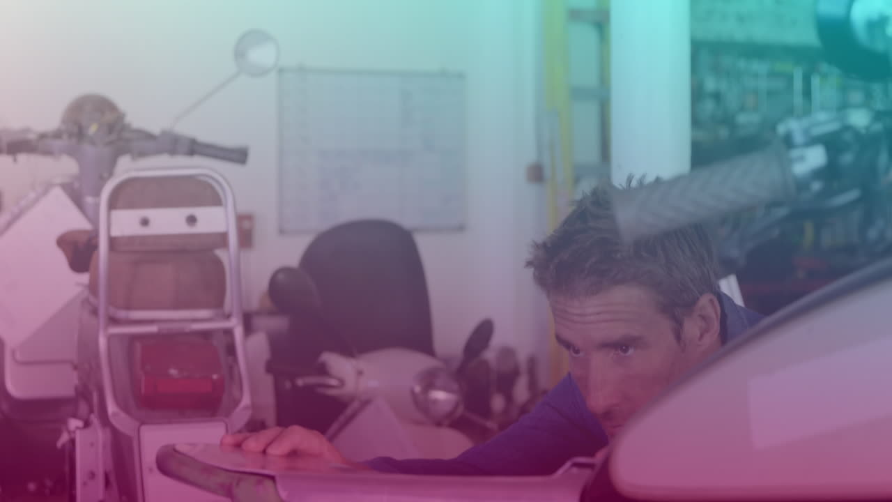 모터사이클에서 일하는 백인 남성 메카닉에 대한 수학적 방정식의 애니메이션