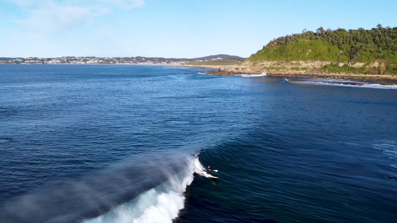 무인 항공기 공중 풍경 해안선 카약 타는 파도 이른 아침 forresters 해변 수생 스포츠 중앙 해안 nsw 호주 4k의 샷