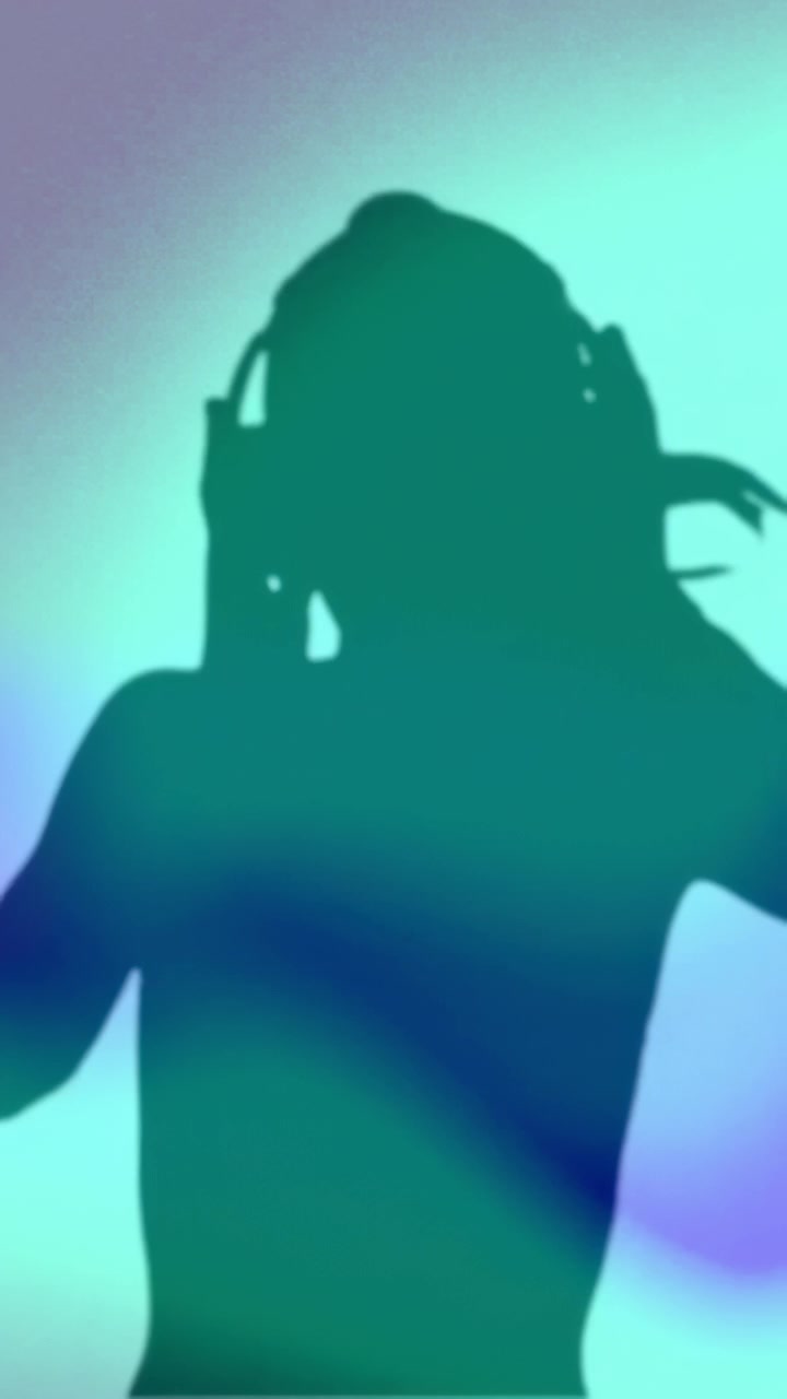 Video verticale: Donna in posa dopo un segnale della telecamera, con una sfumatura verde acqua e viola che incornicia la silhouette per la moda.