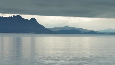 Schwere-Gewitterwolken-Hängen-über-Den-Bergigen-Fjordufern