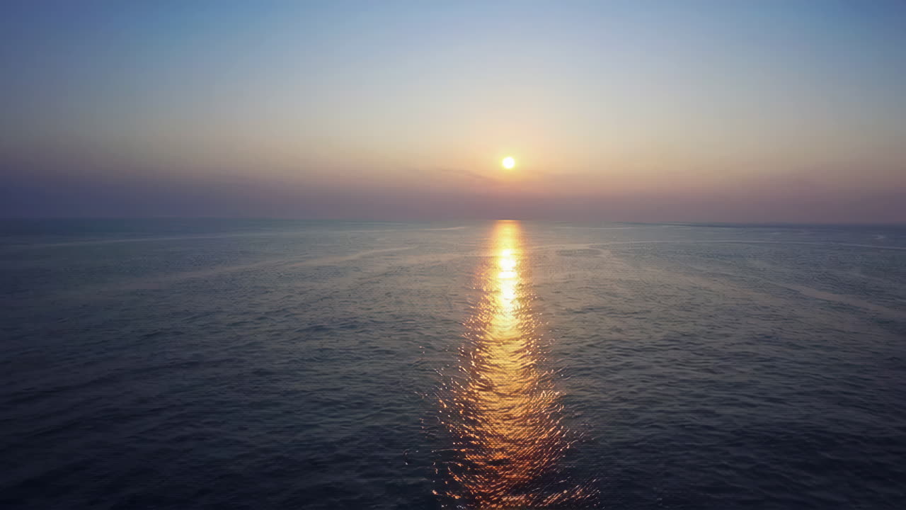 바다 위에 해가 지는 것