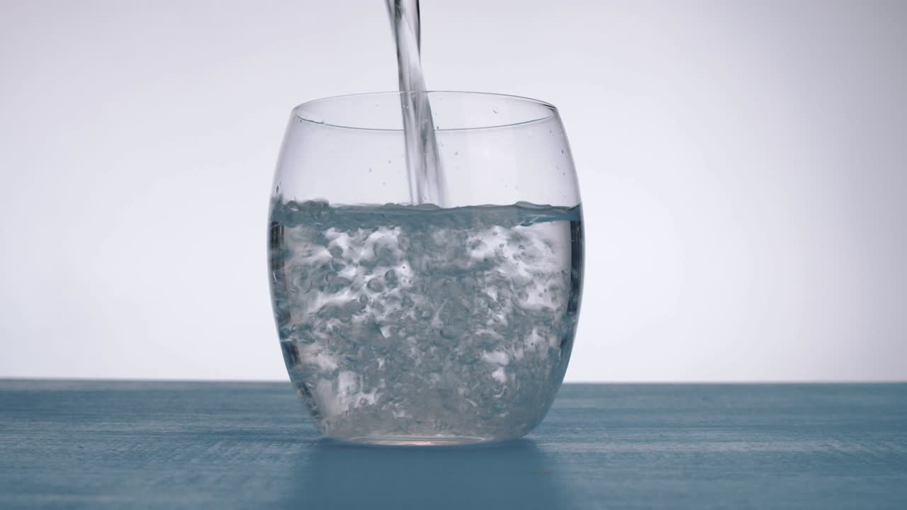 물 한 잔 을 부는 것