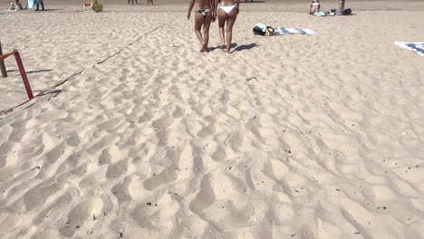 Mujeres-En-Forma-En-Bikini-Blanco-Caminando-Por-La-Playa-Con-Arena-Amarilla-A-Cámara-Lenta