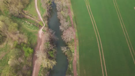 4k volando sobre el tono del río cerca del parque french weir en taunton somerset, drone volando hacia atrás