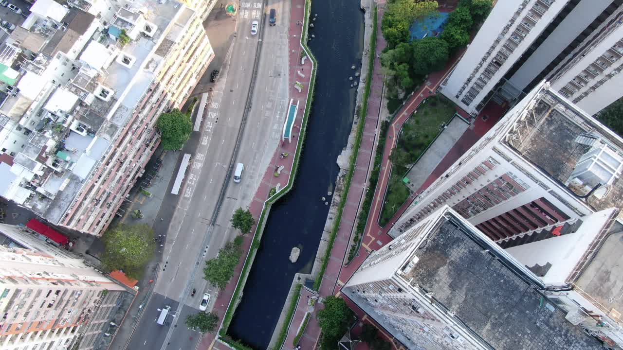 tráfico diario en el centro de hong kong rodeado de rascacielos de la ciudad, vista aérea