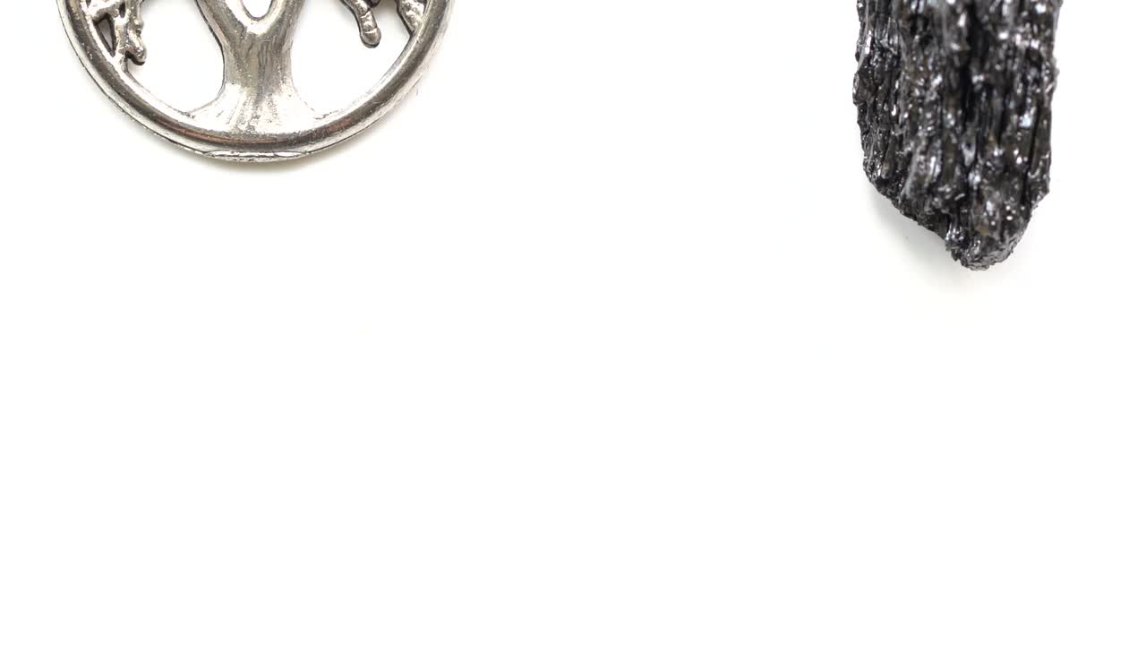 el movimiento de la cámara revela un cristal oscuro junto a un collar del árbol de la vida