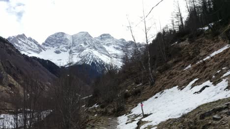 Dolly-Disparó-A-Lo-Largo-De-Una-Tranquila-Ruta-De-Senderismo-En-Las-Montañas-De-Los-Pirineos-Cerca-De-Gavarnie,-Francia-En-Invierno