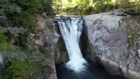 extracción aérea del río elk cae en elk park nc, carolina del norte cerca del lago watauga, banner elk nc, montaña de hayas, montaña de azúcar, newland nc, johnson city tennessee, elizabethton tennessee