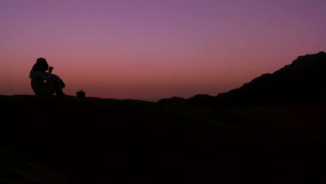 Un-Hombre-Beduino-Vierte-Té-En-Silueta-Contra-La-Atardecer-1