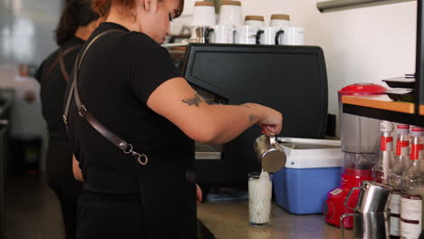 camareras trabajando en una cafetería