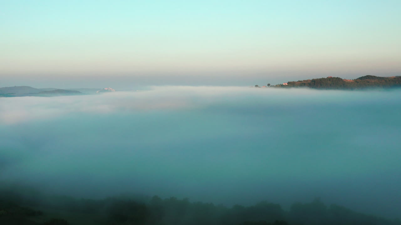 흐릿한 아침 동안 크로아티아의 이스트리아 언덕 위의 아름다운 운해