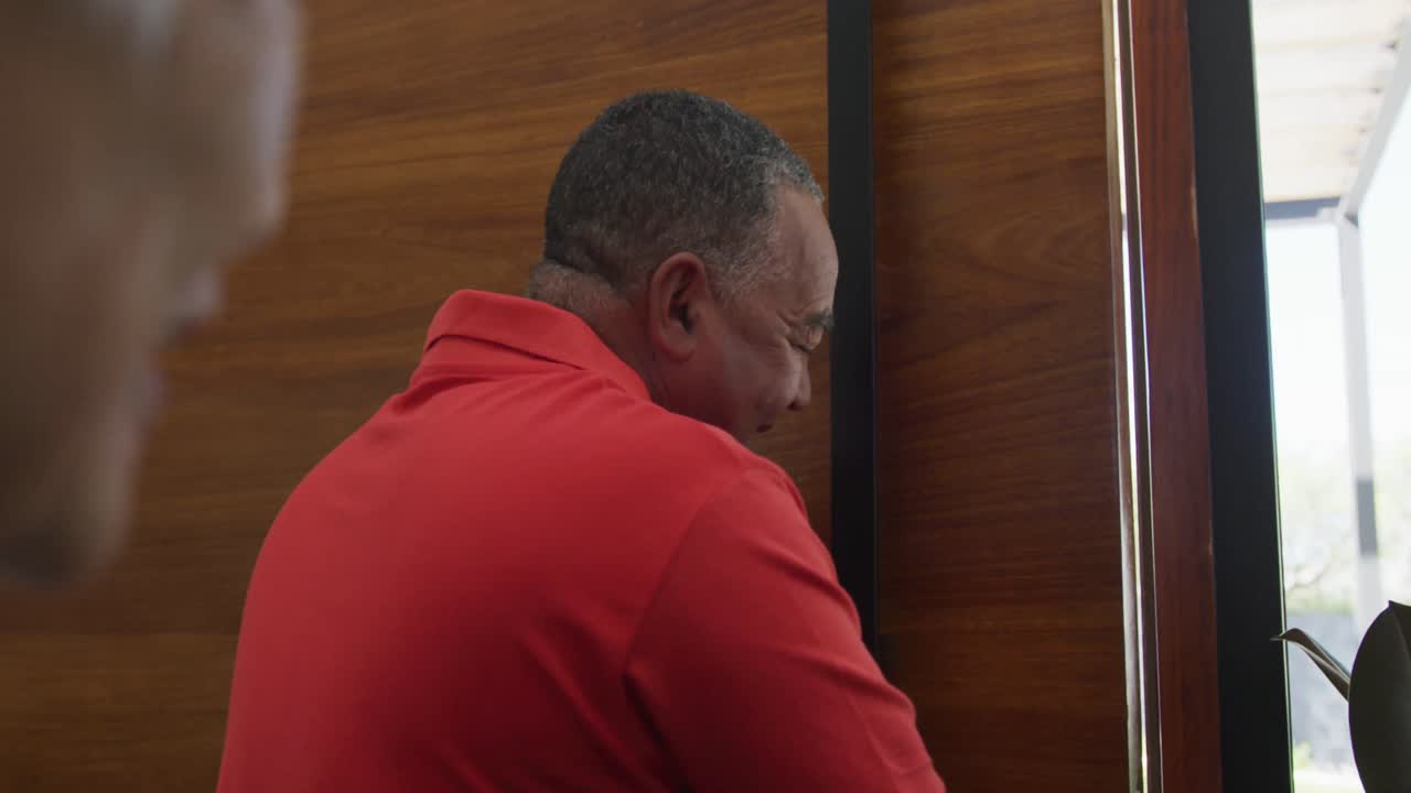 행복한 노인 아프리카계 미국인 남자가 요양원에서 문을 열고 있습니다.